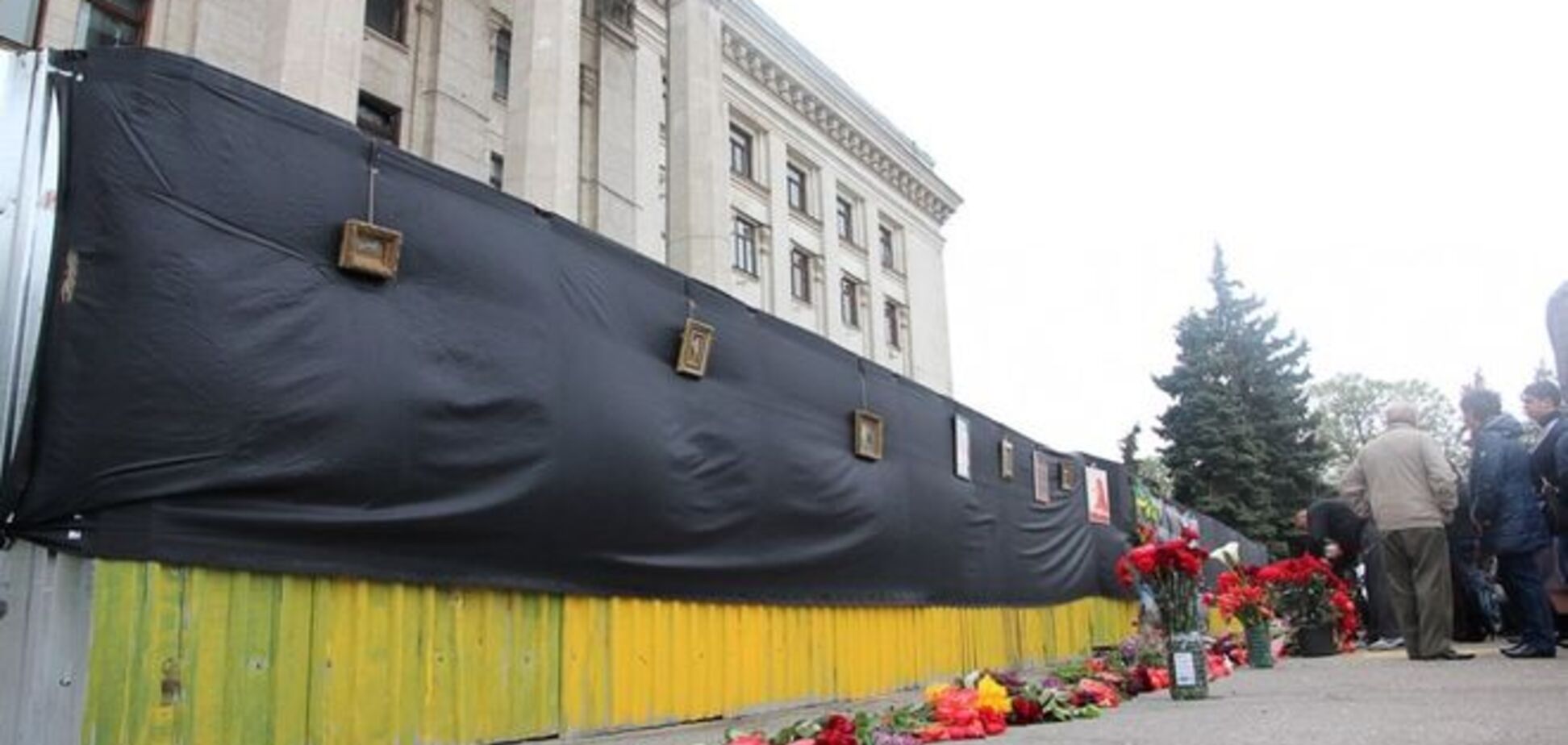 Одесситы несут на Куликово поле цветы и картины