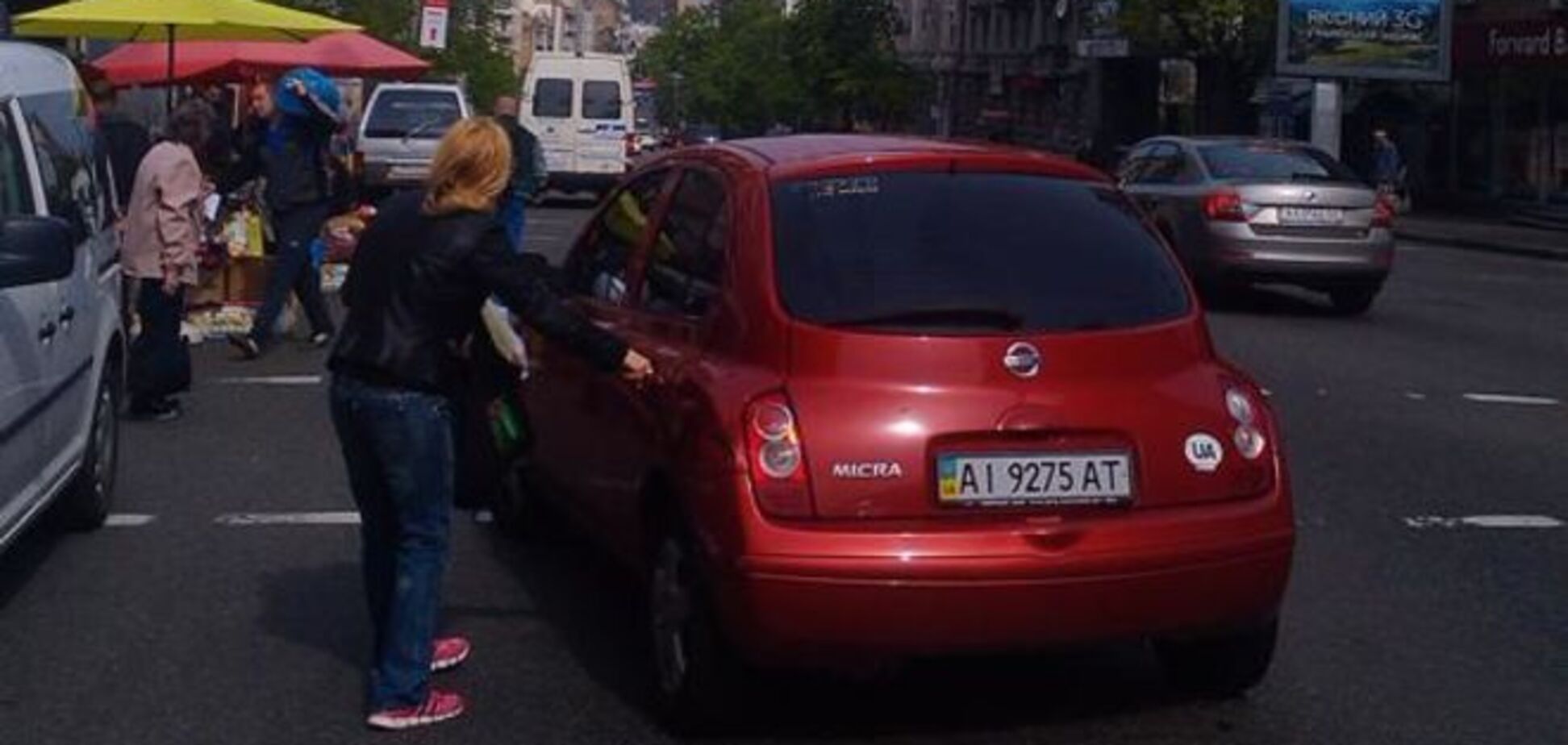 'Героиня парковки': блондинка стала посреди дороги, чтобы успеть на ярмарку