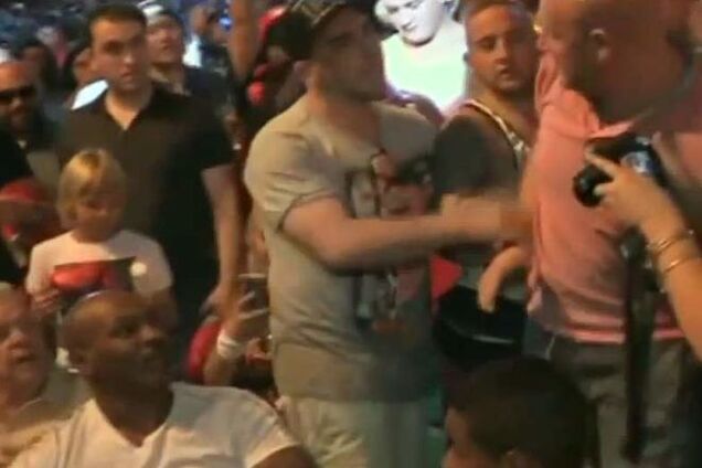 Майк Тайсон по-мужски ответил болельщику, который пытался его обнять