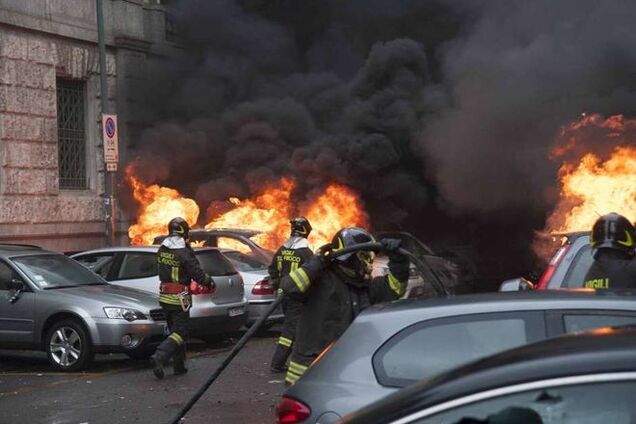 В Милане от рук антиглобалистов пострадали 11 полицейских и десятки машин