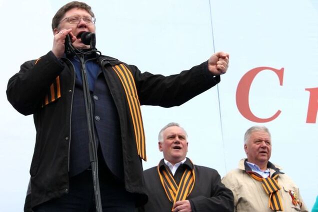 Все шире и шире: на Первомай в Москве одели 'георгиевские шарфы'. Фотофакт