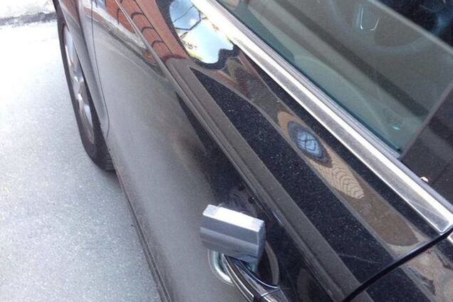 В Киеве мошенники оставляют на автомобилях замки и требуют деньги