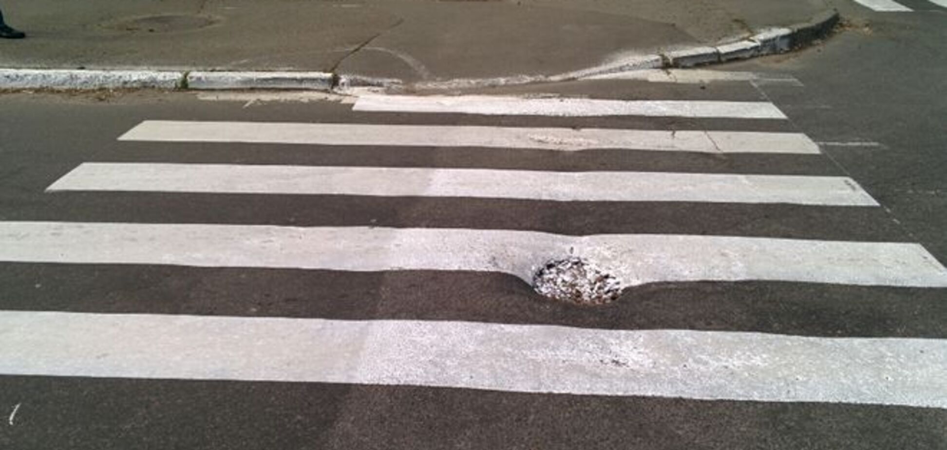 В Киеве коммунальщики покрасили на зебре яму: фотофакт