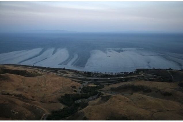 Под Санта-Барбарой вылилось почти 80 тыс. литров нефти