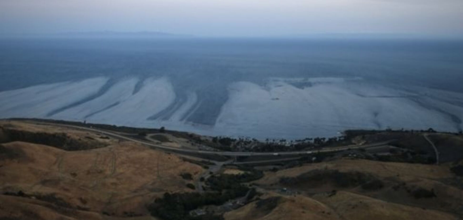 Под Санта-Барбарой вылилось почти 80 тыс. литров нефти