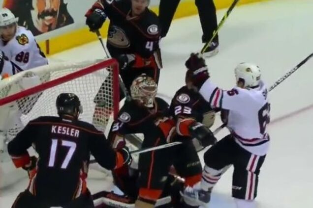 В НХЛ хоккеист забил фантастический гол головой: видео шедевра