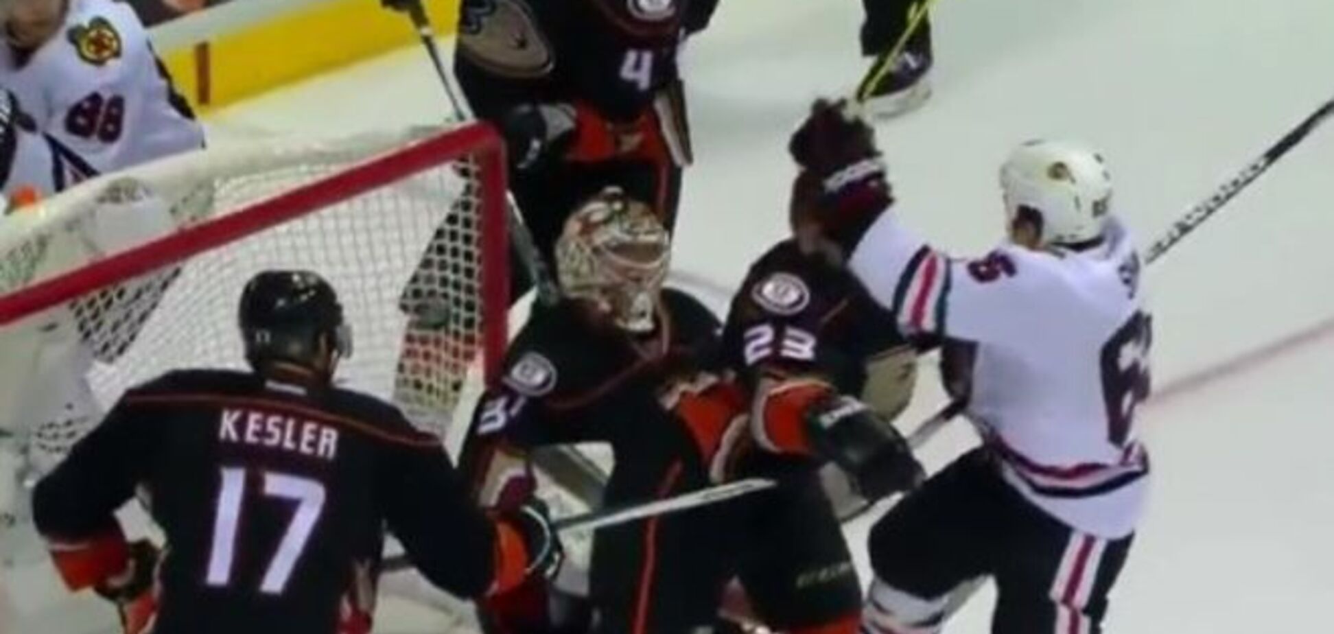 В НХЛ хоккеист забил фантастический гол головой: видео шедевра