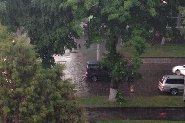 Луцк затопило и засыпало градом: авто плавают в лужах. Фото непогоды