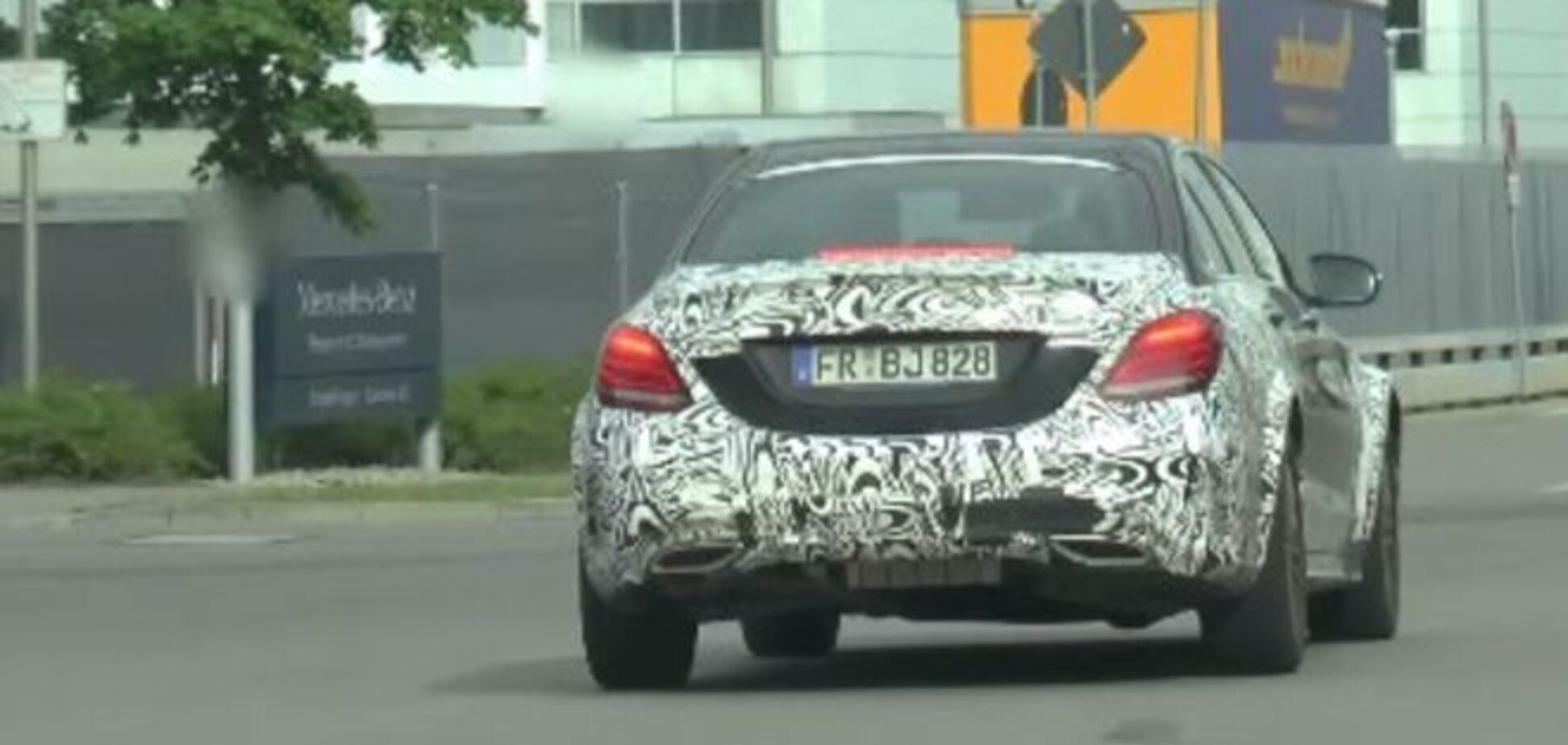 Шпионы рассекретили новый Mercedes: эффектные фото и видео