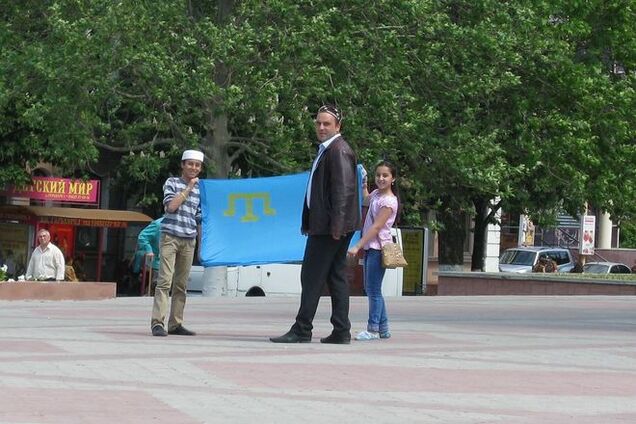 В Крыму оккупанты объявили вне закона флаг крымских татар