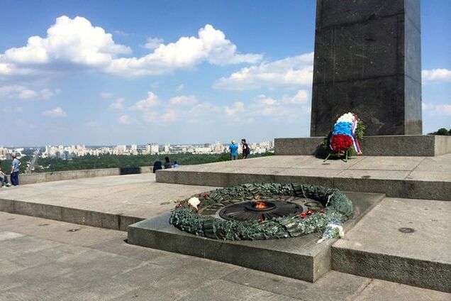 Возле Вечного огня в Киеве появился венок с триколором: фотофакт
