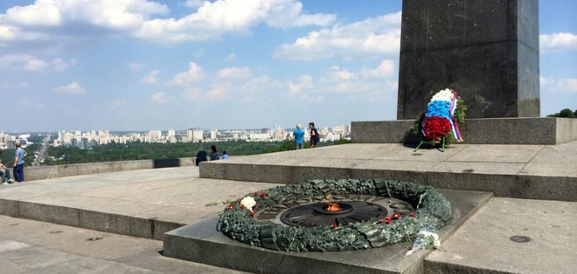 Возле Вечного огня в Киеве появился венок с триколором: фотофакт