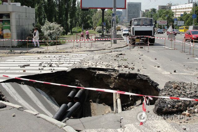 В Киеве часть улицы провалилась под землю: опубликованы фото и видео