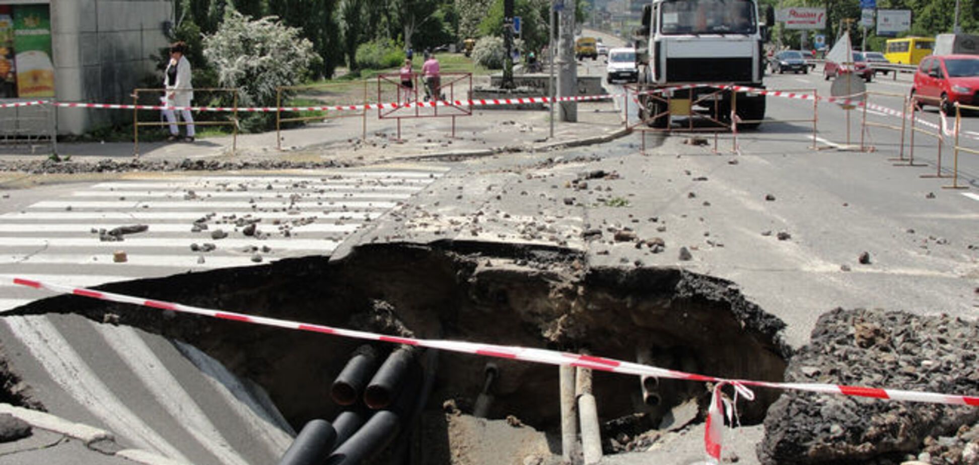 В Киеве часть улицы провалилась под землю: опубликованы фото и видео