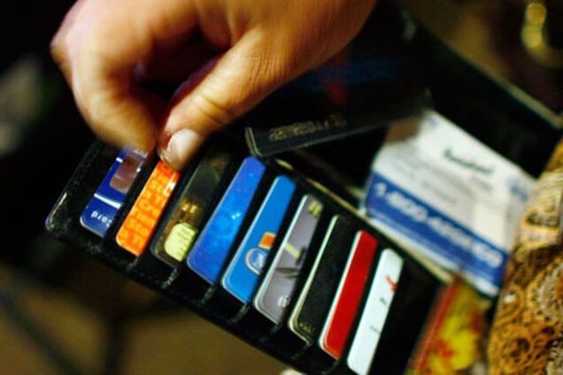 Украинцы стали чаще рассчитываться за покупки платежными картами