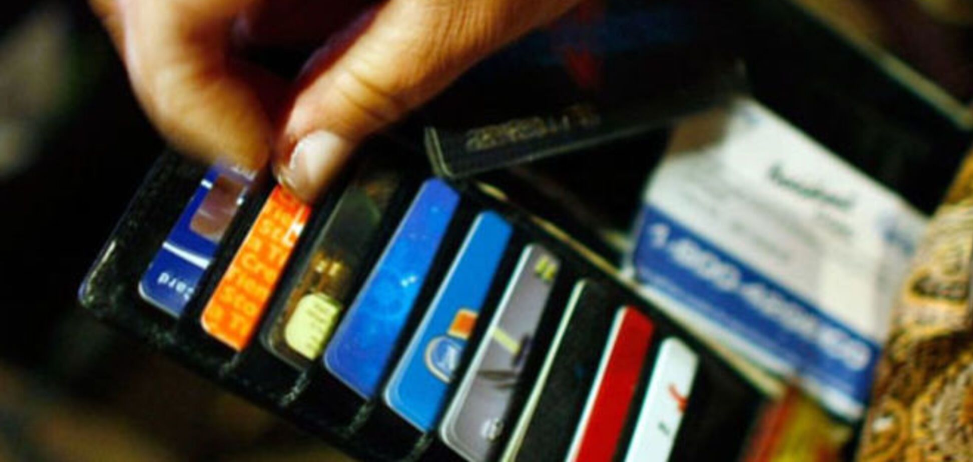 Украинцы стали чаще рассчитываться за покупки платежными картами