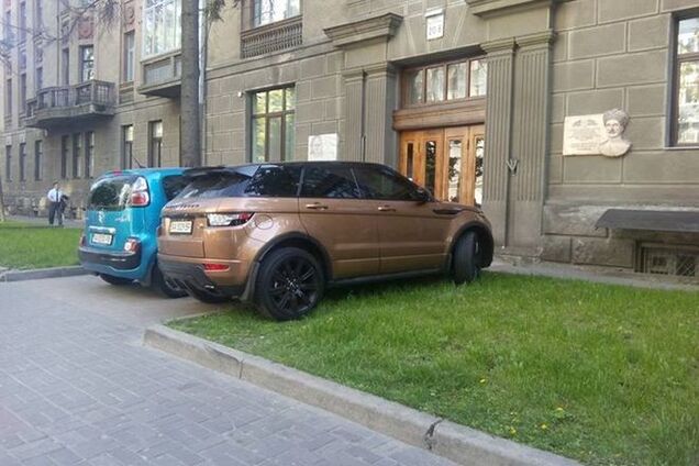 'Герой парковки' в центрі Києва ледь не застрибнув у під'їзд