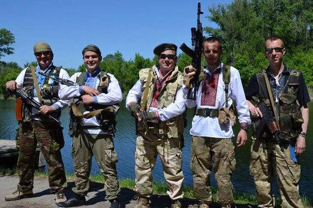 Бойцы АТО отметили День вышиванки на передовой: яркие фото героев