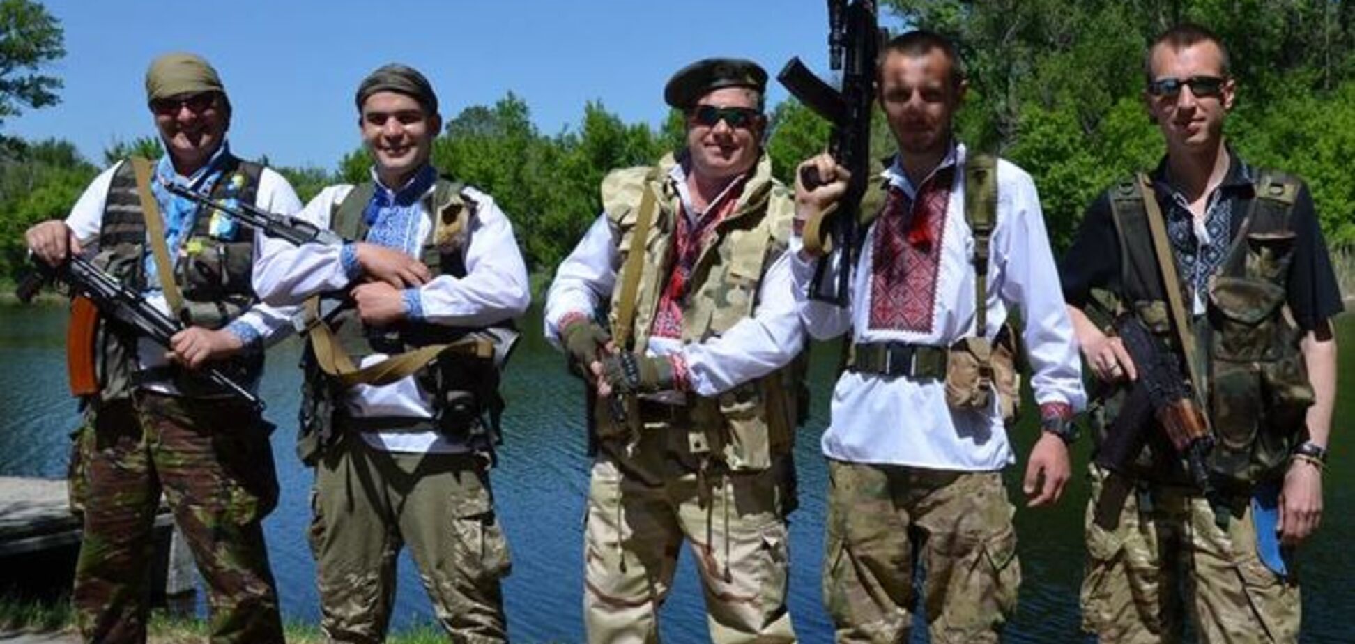 Бойцы АТО отметили День вышиванки на передовой: яркие фото героев