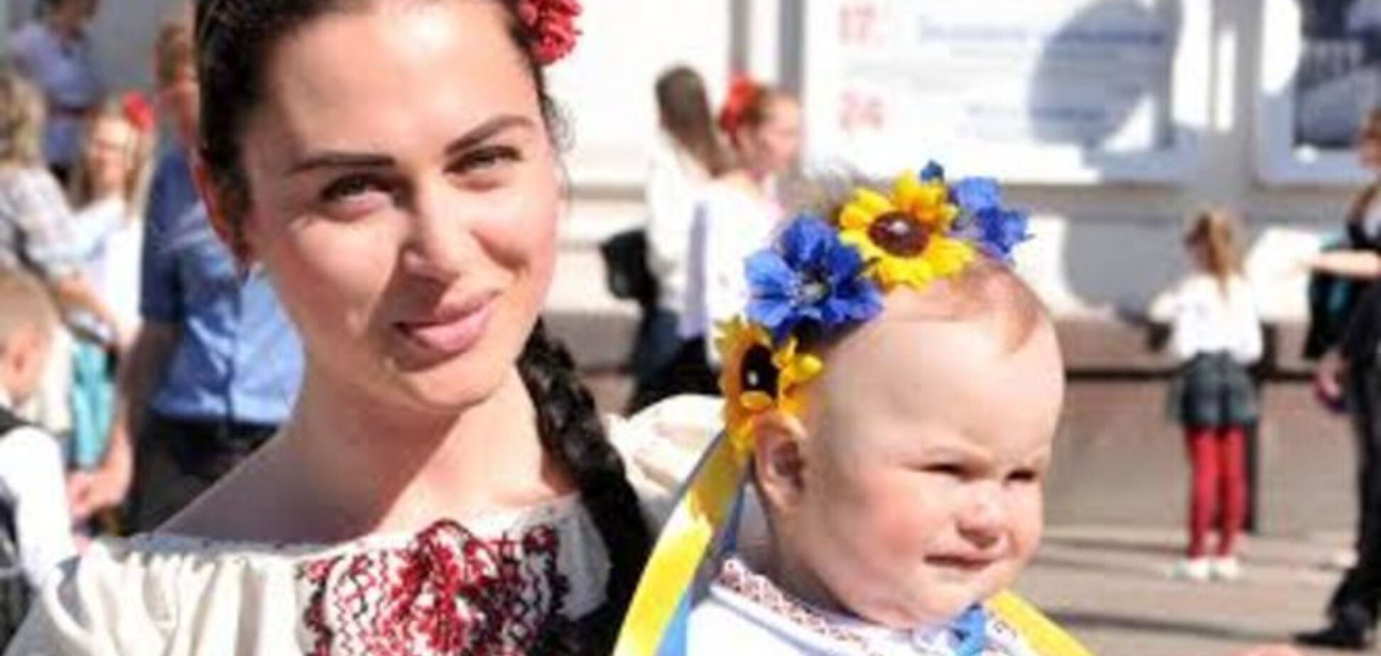 Прифронтовой Мариуполь надел вышиванки: фоторепортаж