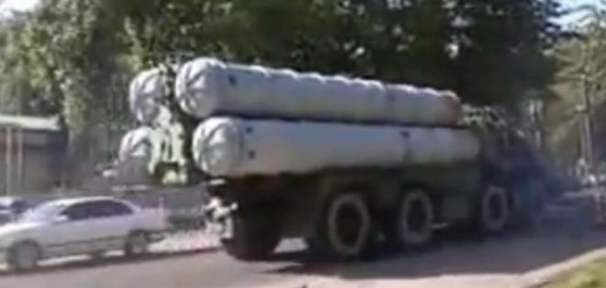 Одеса стривожена появою в місті колони зенітно-ракетних С-300: відеофакт