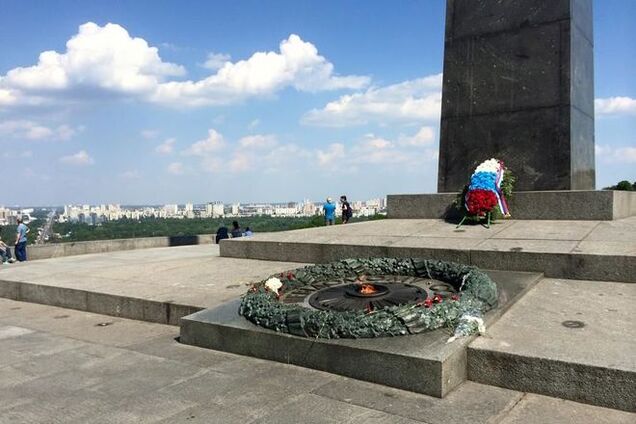 В Киеве произошел конфуз с венком-триколором возле Вечного огня