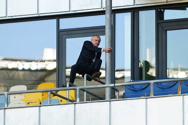 Фото года: Суркис перелазит через ограждение 'Олимпийского'