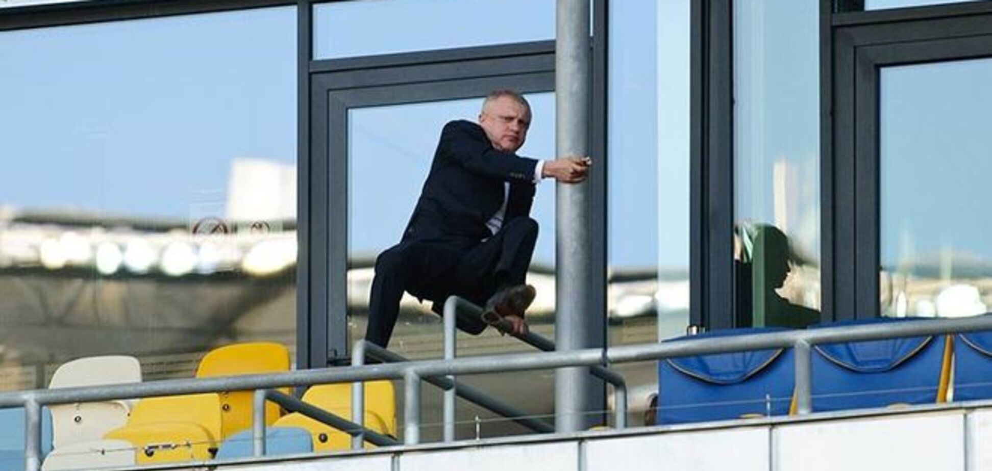 Фото года: Суркис перелазит через ограждение 'Олимпийского'