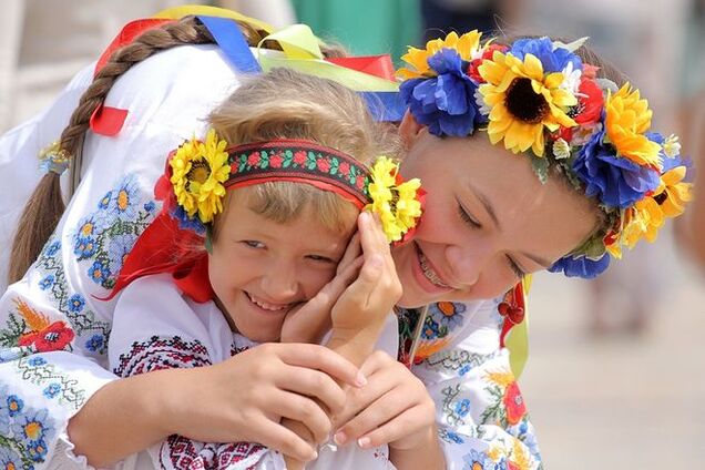 Окупантам всупереч: кримчани наділи українські вишиванки - фотофакт