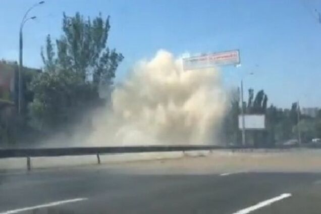 В Киеве на бульваре хлестал 10-метровый 'гейзер': видеофакт