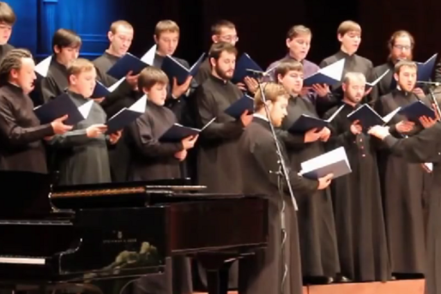 В России церковный хор покорил публику песней Чебурашки: видеофакт