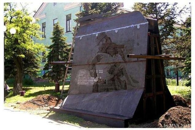 В Луганске поставили памятник террористам, убивающим украинских детей: фотофакт