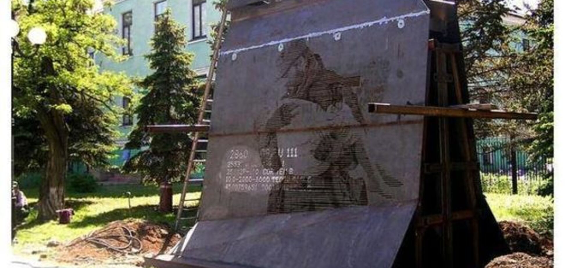 У Луганську поставили пам'ятник терористам, що вбивають українських дітей: фотофакт