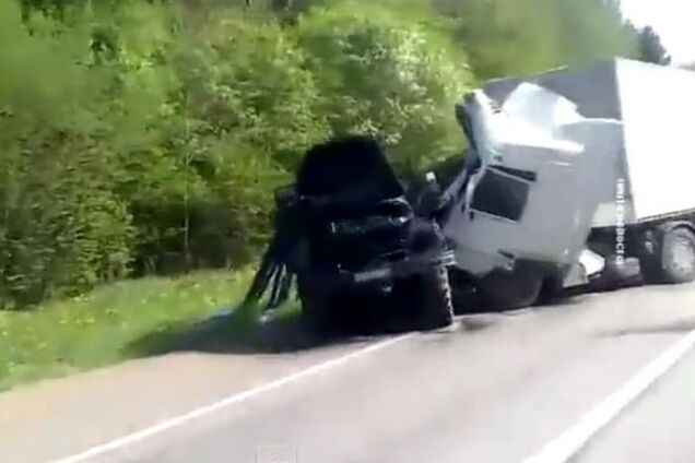 Смертоносная 'гуманитарка': путинский конвой протаранил грузовик на Донбассе, опубликовано видео