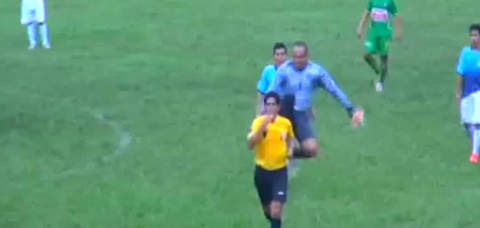 Страшный футбол: вратарь прыгнул ногами в спину арбитра за желтую карточку