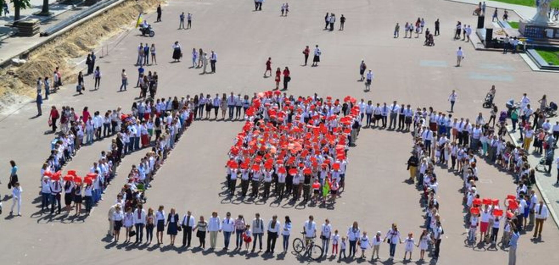 В центре Хмельницкого 'ожила' вышиванка: опубликованы фото