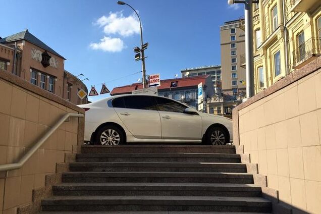 Автохам на Renault заблокировал подземный переход на Беcсарабке