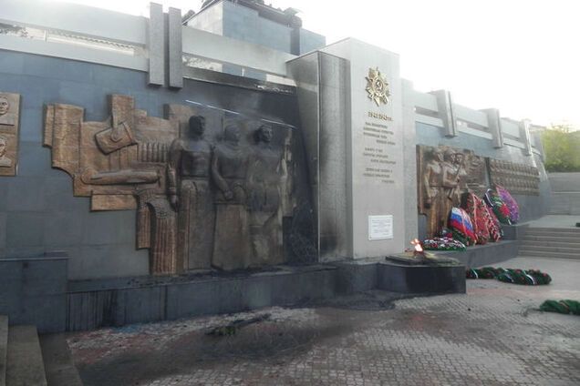 В России сожгли мемориал Победы. Фотофакт