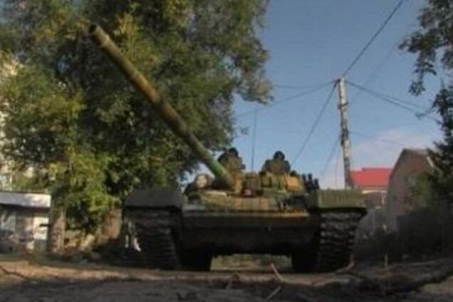 Терористи обстріляли населений пункт під Донецьком з танка