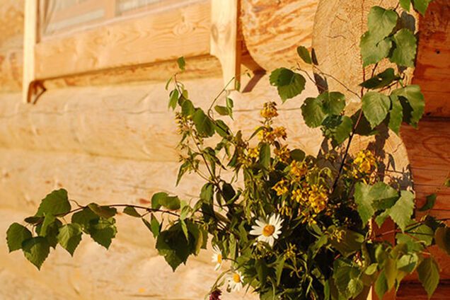 Украшаем дом к Троице: море зелени и полевые цветы