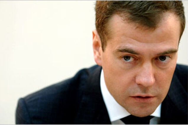 Медведев пригрозил 'жесткой позицией' в ответ на отказ Украины платить долги