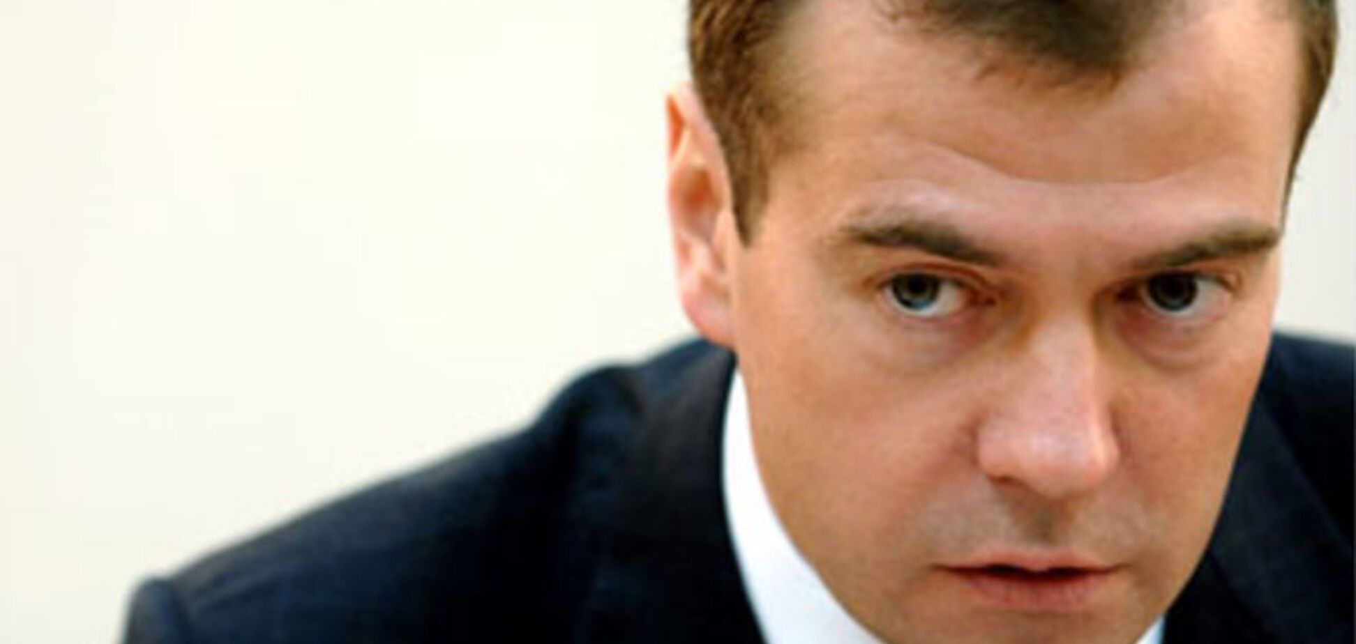 Медведев пригрозил 'жесткой позицией' в ответ на отказ Украины платить долги