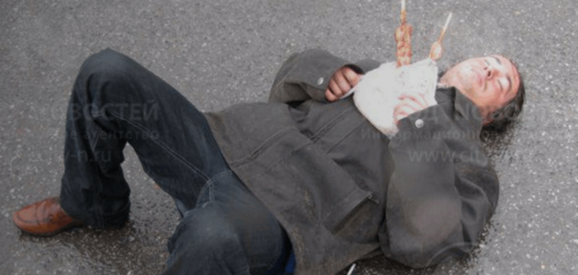 Отдых по-русски: мужчина уснул под дождем обнимая шашлык