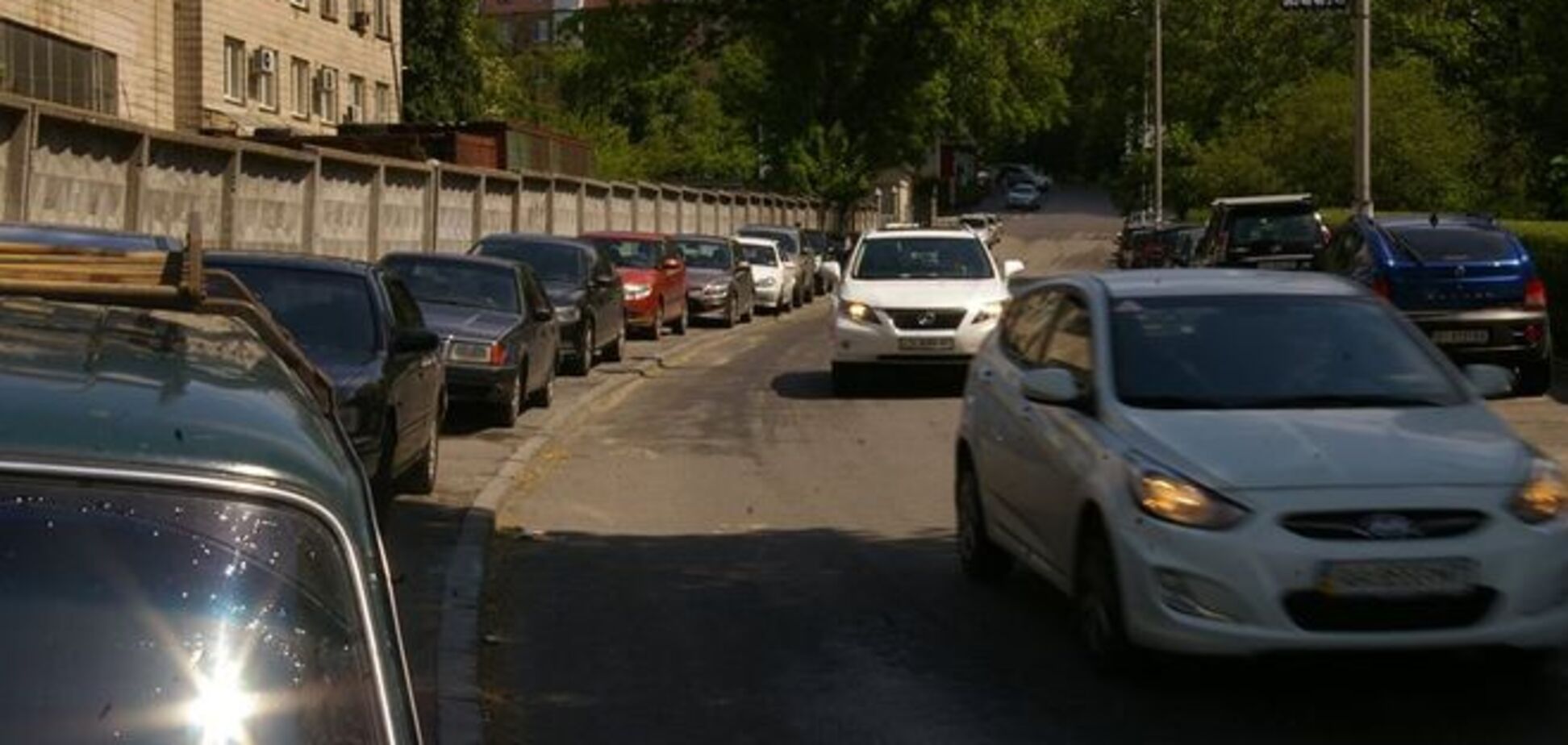 В Киеве автомобили отжали у пешеходов тротуар: фотофакт