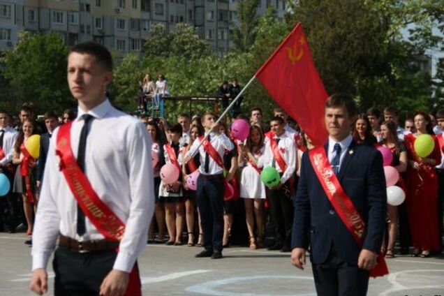 В Крыму последний звонок в школе прошел под флагом СССР. Фотофакт