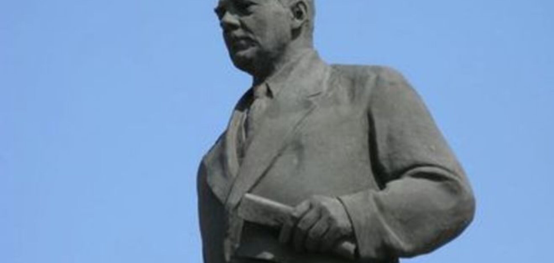 На Луганщине журналист и 'айдаровец' пытались снести памятник Ворошилову