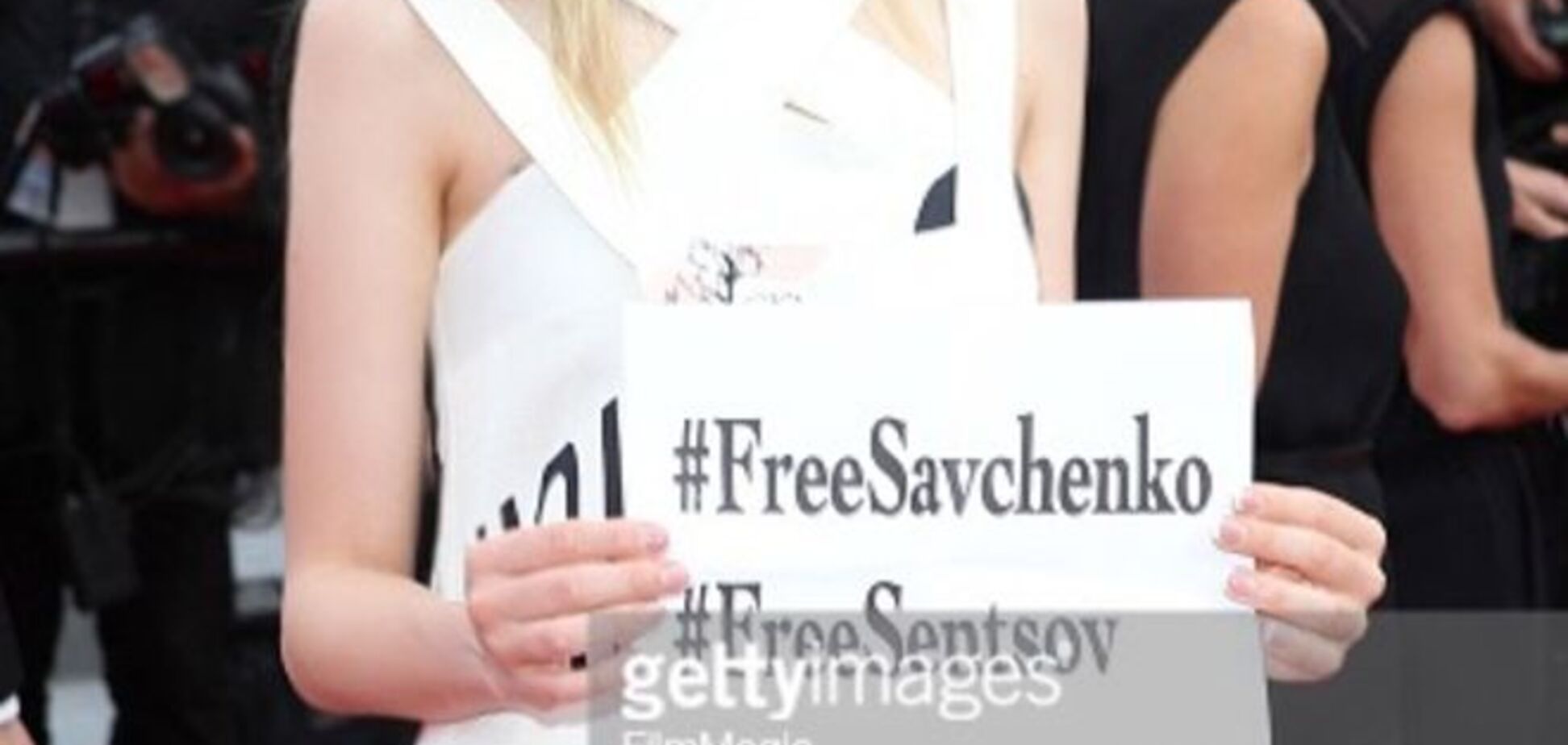 Украинская актриса вышла на красную дорожку в Каннах с плакатом в поддержку Савченко и Сенцова