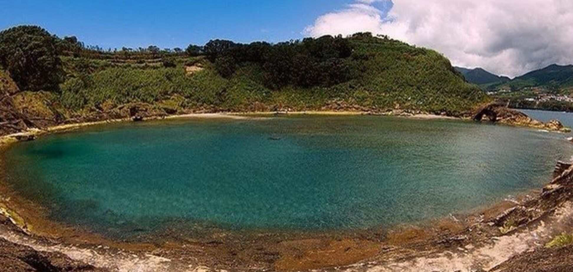 Потрясающий остров Вила-Франка-ду-Кампу посреди океана