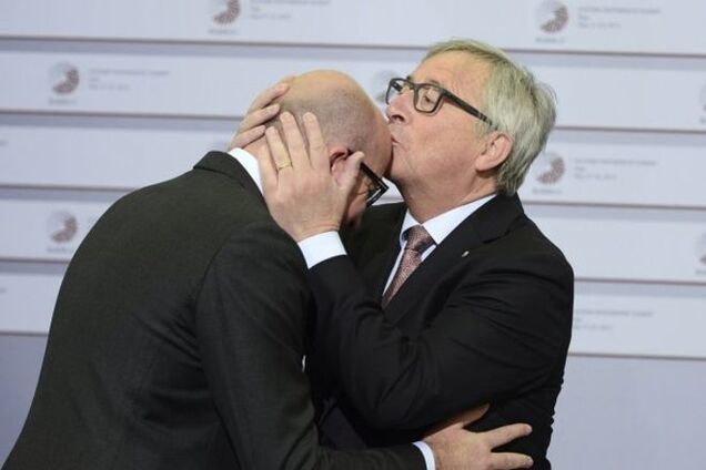 На саммите в Риге Юнкер обцеловывал и дергал лидеров Европы за галстуки: опубликованы фото