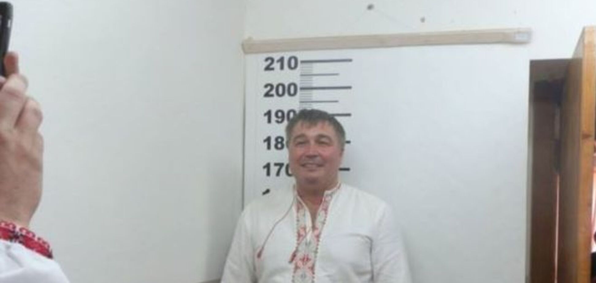 Задержанные в Крыму активисты устроили в РОВД фотосессию в вышиванках